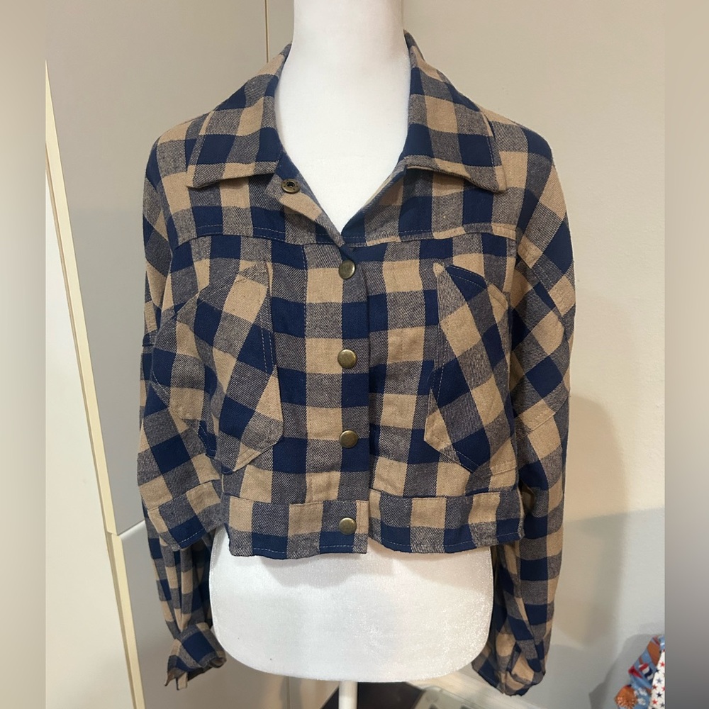 Navy blue and beige cropped flannel